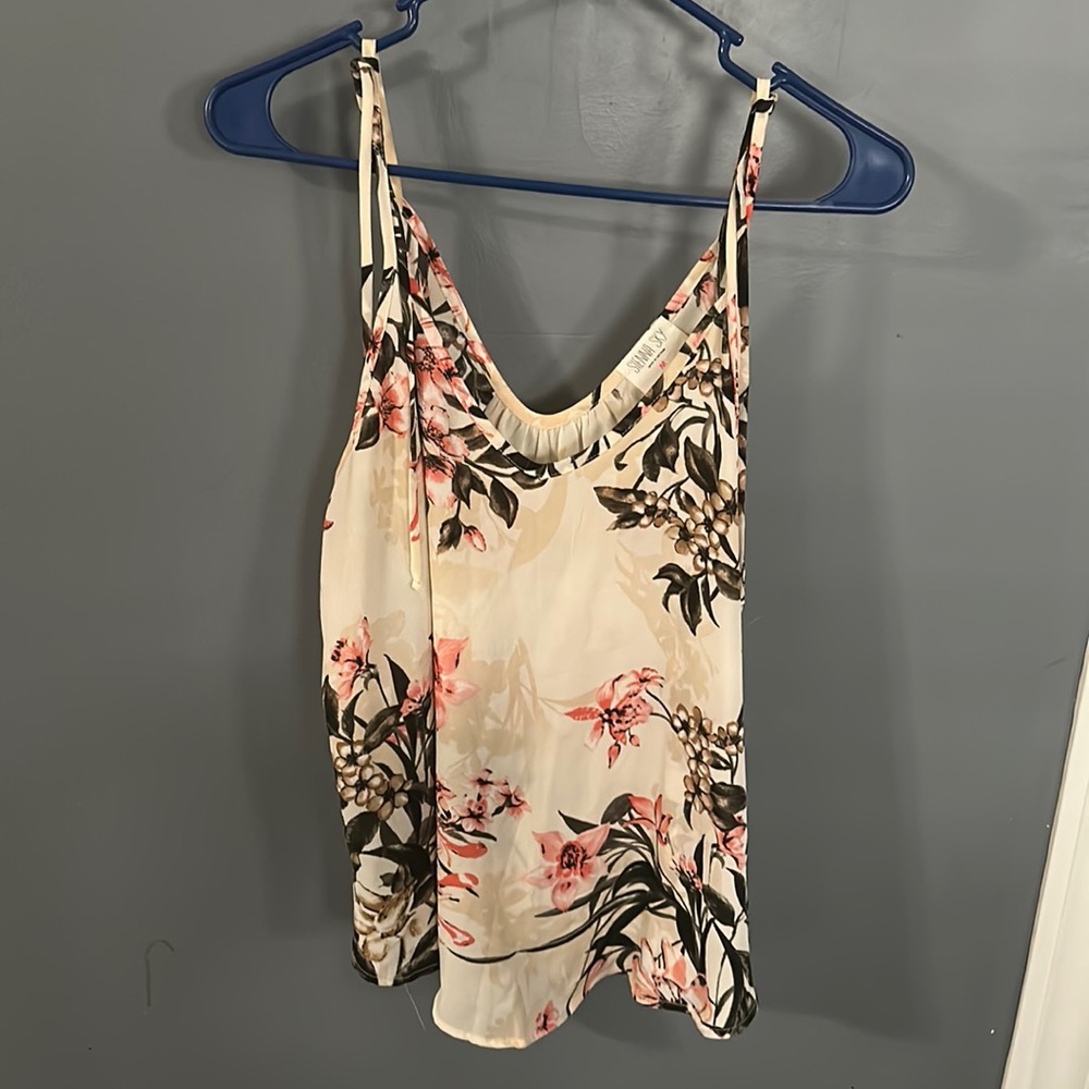 This a nice casual white tank top with a floral patter. size Medium.